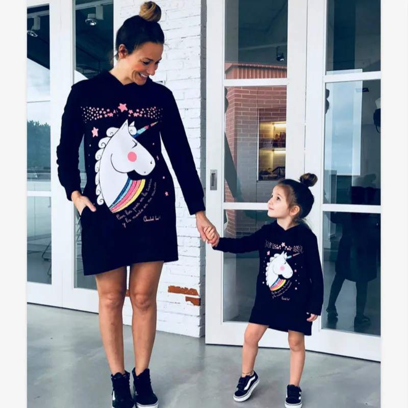 Mati Hči Samorog Tiskanja Sweatshirts 2019 Zimske Družinske Ujemanje Lepe Obleke Outwear Mama In Hči Obleko Vrhovi Črna