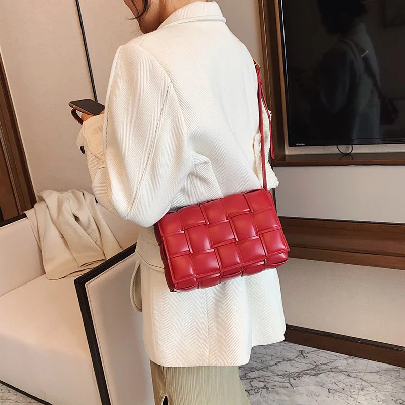 2021 Vroče Prodajo Žensk priljubljena predalčni tkane Messenger Bag Ženski Luksuzni Oblikovalec Ramenski blazino vrečko torbice crossbody Loputo