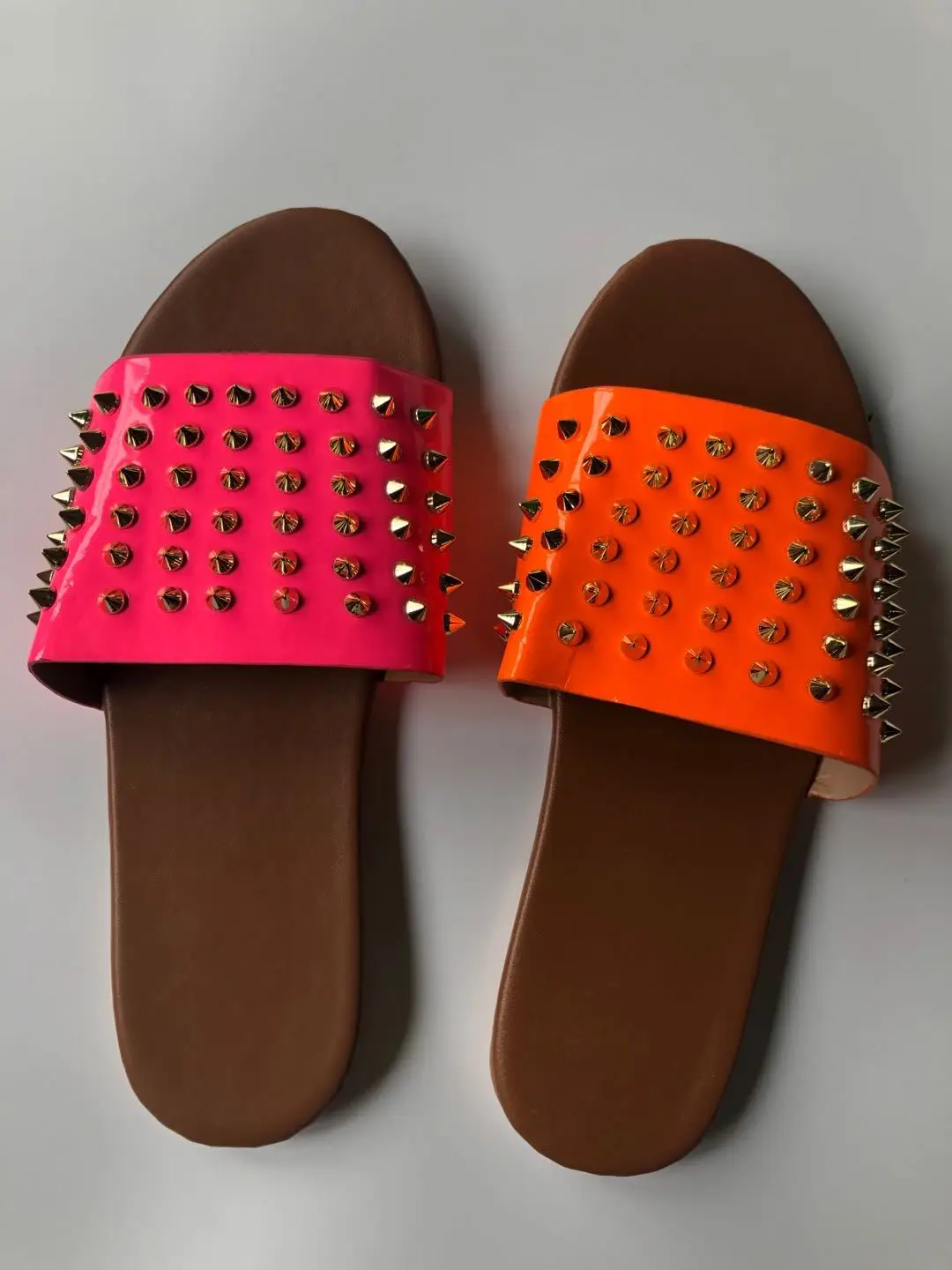 Seksi, divje zakovice EVA Usnja ženski natikači Candy barve PVC ravno Ženske sandale Plaži copate 36-42 Velikosti